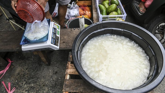 Pedagang melayani pembeli kolang kaling di kawasan Pasar Kebayoran Lama, Jakarta, Rabu (13/3/2024). Di bulan Ramadhan sejumlah warga menjadi penjual musiman kolang kaling dikarenakan olahan kolang kaling biasa disajikan saat berbuka puasa yang di jual dengan harga Rp25.000 per kilogram. ANTARA FOTO/Hafidz Mubarak A/nz
