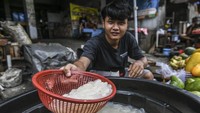 Pedagang melayani pembeli kolang-kaling di kawasan Pasar Kebayoran Lama, Jakarta, Rabu (13/3/2024).