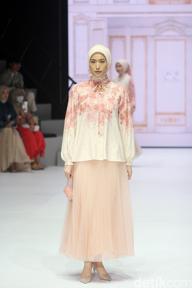 Inilah koleksi baju Lebaran 2024 dari Klamby dengan tema Archipelago Series yang ditampilkan di Plaza Indonesia Fashion Week 2024, Minggu [3/3/2024]. Detail koleksi baju Lebaran 2024 dari Klamby terdapat motif bunga dan arsitektur bangunan peninggalan sejarah Indonesia. Foto: Mohammad Abduh/detikcom.