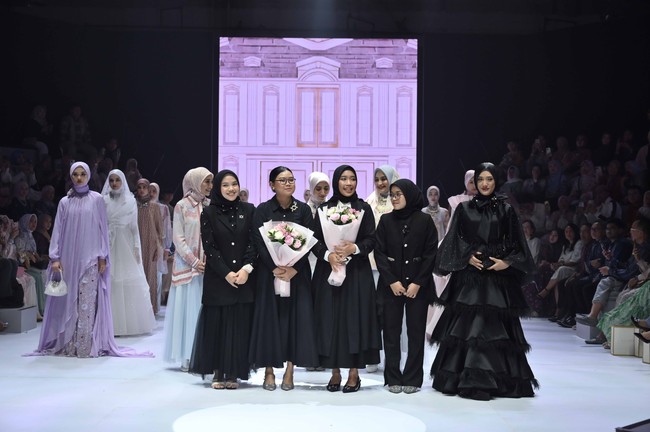 Inilah koleksi baju Lebaran 2024 dari Klamby dengan tema Archipelago Series yang ditampilkan di Plaza Indonesia Fashion Week 2024, Minggu [3/3/2024]. Detail koleksi baju Lebaran 2024 dari Klamby terdapat motif bunga dan arsitektur bangunan peninggalan sejarah Indonesia.Foto: dok. Klamby