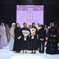 Inilah koleksi baju Lebaran 2024 dari Klamby dengan tema Archipelago Series yang ditampilkan di Plaza Indonesia Fashion Week 2024, Minggu [3/3/2024]. Detail koleksi baju Lebaran 2024 dari Klamby terdapat motif bunga dan arsitektur bangunan peninggalan sejarah Indonesia.Foto: dok. Klamby