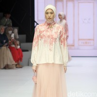 Inilah koleksi baju Lebaran 2024 dari Klamby dengan tema Archipelago Series yang ditampilkan di Plaza Indonesia Fashion Week 2024, Minggu [3/3/2024]. Detail koleksi baju Lebaran 2024 dari Klamby terdapat motif bunga dan arsitektur bangunan peninggalan sejarah Indonesia. Foto: Mohammad Abduh/detikcom.
