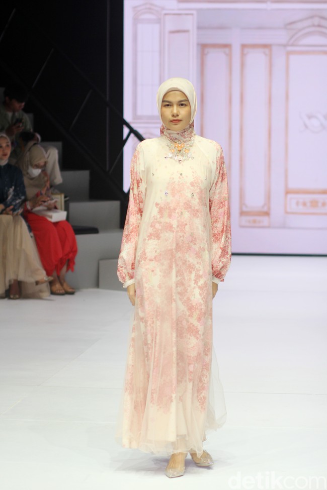 Inilah koleksi baju Lebaran 2024 dari Klamby dengan tema Archipelago Series yang ditampilkan di Plaza Indonesia Fashion Week 2024, Minggu [3/3/2024]. Detail koleksi baju Lebaran 2024 dari Klamby terdapat motif bunga dan arsitektur bangunan peninggalan sejarah Indonesia. Foto: Mohammad Abduh/detikcom.