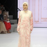 Inilah koleksi baju Lebaran 2024 dari Klamby dengan tema Archipelago Series yang ditampilkan di Plaza Indonesia Fashion Week 2024, Minggu [3/3/2024]. Detail koleksi baju Lebaran 2024 dari Klamby terdapat motif bunga dan arsitektur bangunan peninggalan sejarah Indonesia. Foto: Mohammad Abduh/detikcom.
