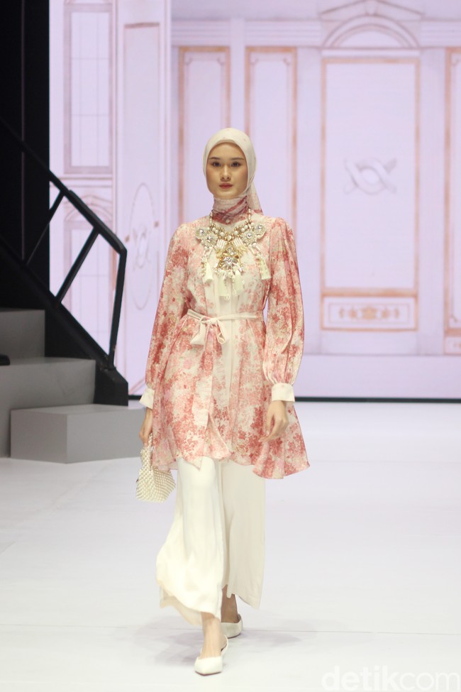 Inilah koleksi baju Lebaran 2024 dari Klamby dengan tema Archipelago Series yang ditampilkan di Plaza Indonesia Fashion Week 2024, Minggu [3/3/2024]. Detail koleksi baju Lebaran 2024 dari Klamby terdapat motif bunga dan arsitektur bangunan peninggalan sejarah Indonesia. Foto: Mohammad Abduh/detikcom.