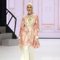 Inilah koleksi baju Lebaran 2024 dari Klamby dengan tema Archipelago Series yang ditampilkan di Plaza Indonesia Fashion Week 2024, Minggu [3/3/2024]. Detail koleksi baju Lebaran 2024 dari Klamby terdapat motif bunga dan arsitektur bangunan peninggalan sejarah Indonesia. Foto: Mohammad Abduh/detikcom.