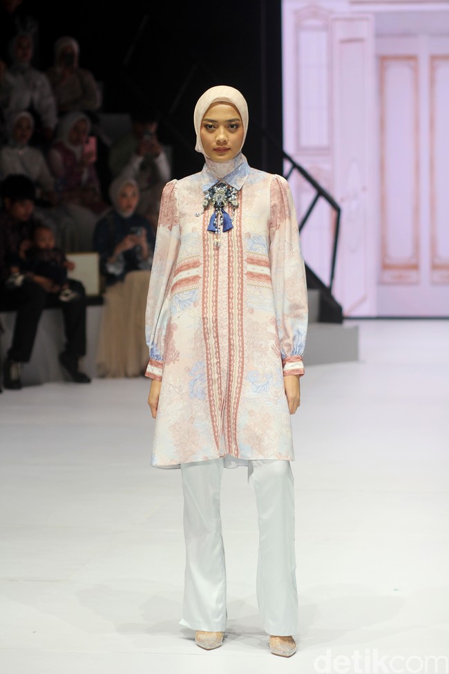 Inilah koleksi baju Lebaran 2024 dari Klamby dengan tema Archipelago Series yang ditampilkan di Plaza Indonesia Fashion Week 2024, Minggu [3/3/2024]. Detail koleksi baju Lebaran 2024 dari Klamby terdapat motif bunga dan arsitektur bangunan peninggalan sejarah Indonesia.