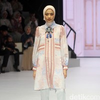 Inilah koleksi baju Lebaran 2024 dari Klamby dengan tema Archipelago Series yang ditampilkan di Plaza Indonesia Fashion Week 2024, Minggu [3/3/2024]. Detail koleksi baju Lebaran 2024 dari Klamby terdapat motif bunga dan arsitektur bangunan peninggalan sejarah Indonesia.