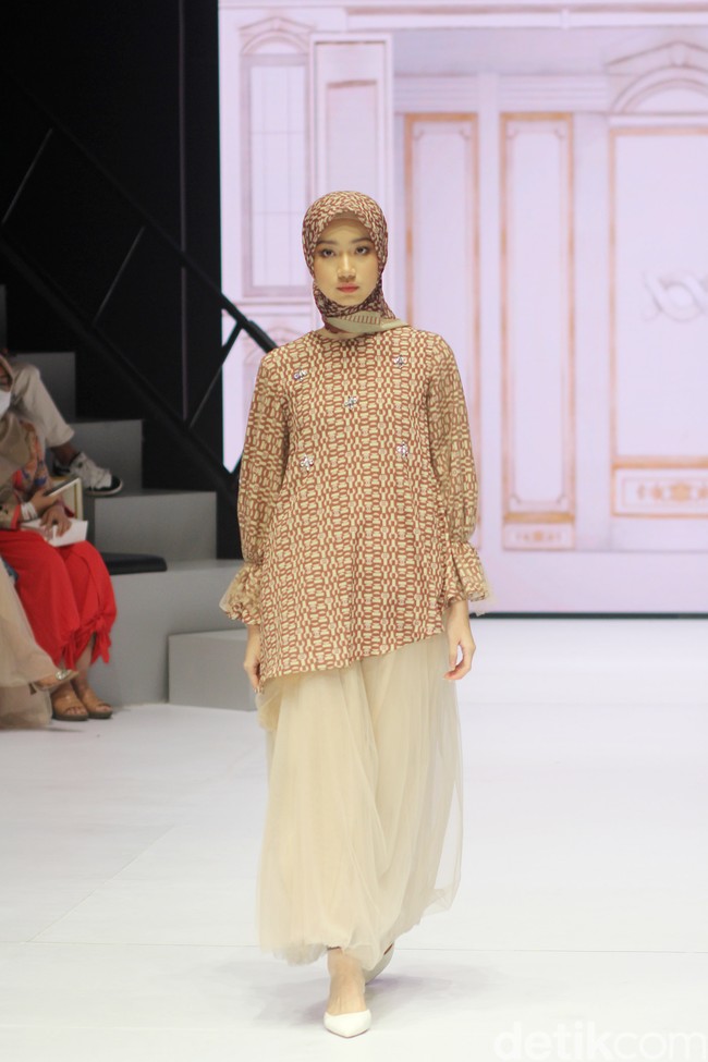 Inilah koleksi baju Lebaran 2024 dari Klamby dengan tema Archipelago Series yang ditampilkan di Plaza Indonesia Fashion Week 2024, Minggu [3/3/2024]. Detail koleksi baju Lebaran 2024 dari Klamby terdapat motif bunga dan arsitektur bangunan peninggalan sejarah Indonesia. Foto: Mohammad Abduh/detikcom.