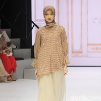 Inilah koleksi baju Lebaran 2024 dari Klamby dengan tema Archipelago Series yang ditampilkan di Plaza Indonesia Fashion Week 2024, Minggu [3/3/2024]. Detail koleksi baju Lebaran 2024 dari Klamby terdapat motif bunga dan arsitektur bangunan peninggalan sejarah Indonesia. Foto: Mohammad Abduh/detikcom.