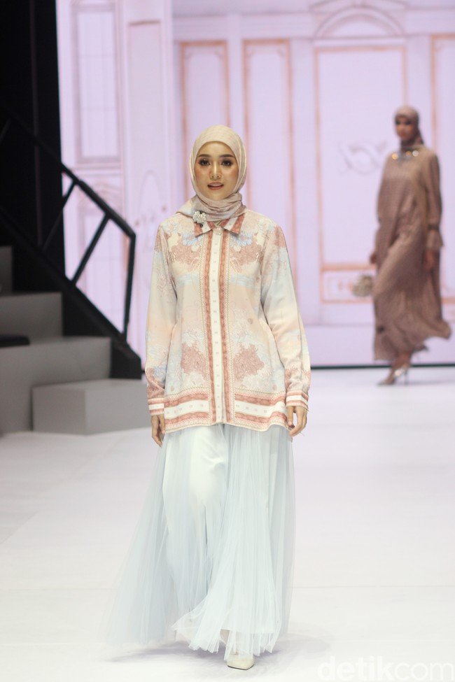 Inilah koleksi baju Lebaran 2024 dari Klamby dengan tema Archipelago Series yang ditampilkan di Plaza Indonesia Fashion Week 2024, Minggu [3/3/2024]. Detail koleksi baju Lebaran 2024 dari Klamby terdapat motif bunga dan arsitektur bangunan peninggalan sejarah Indonesia. Foto: Mohammad Abduh/detikcom.