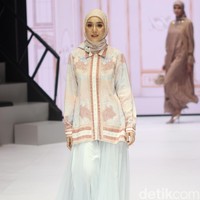 Inilah koleksi baju Lebaran 2024 dari Klamby dengan tema Archipelago Series yang ditampilkan di Plaza Indonesia Fashion Week 2024, Minggu [3/3/2024]. Detail koleksi baju Lebaran 2024 dari Klamby terdapat motif bunga dan arsitektur bangunan peninggalan sejarah Indonesia. Foto: Mohammad Abduh/detikcom.