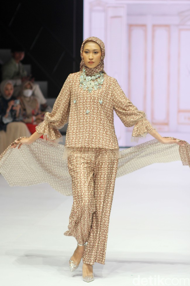Inilah koleksi baju Lebaran 2024 dari Klamby dengan tema Archipelago Series yang ditampilkan di Plaza Indonesia Fashion Week 2024, Minggu [3/3/2024]. Detail koleksi baju Lebaran 2024 dari Klamby terdapat motif bunga dan arsitektur bangunan peninggalan sejarah Indonesia. Foto: Mohammad Abduh/detikcom.