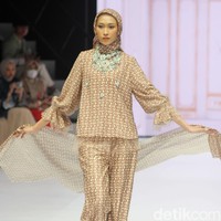 Inilah koleksi baju Lebaran 2024 dari Klamby dengan tema Archipelago Series yang ditampilkan di Plaza Indonesia Fashion Week 2024, Minggu [3/3/2024]. Detail koleksi baju Lebaran 2024 dari Klamby terdapat motif bunga dan arsitektur bangunan peninggalan sejarah Indonesia. Foto: Mohammad Abduh/detikcom.