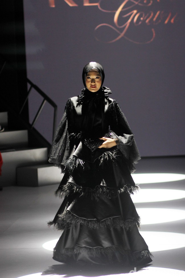 Inilah koleksi baju Lebaran 2024 dari Klamby dengan tema Archipelago Series yang ditampilkan di Plaza Indonesia Fashion Week 2024, Minggu [3/3/2024]. Detail koleksi baju Lebaran 2024 dari Klamby terdapat motif bunga dan arsitektur bangunan peninggalan sejarah Indonesia. Foto: Mohammad Abduh/detikcom.