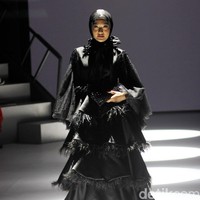 Inilah koleksi baju Lebaran 2024 dari Klamby dengan tema Archipelago Series yang ditampilkan di Plaza Indonesia Fashion Week 2024, Minggu [3/3/2024]. Detail koleksi baju Lebaran 2024 dari Klamby terdapat motif bunga dan arsitektur bangunan peninggalan sejarah Indonesia. Foto: Mohammad Abduh/detikcom.