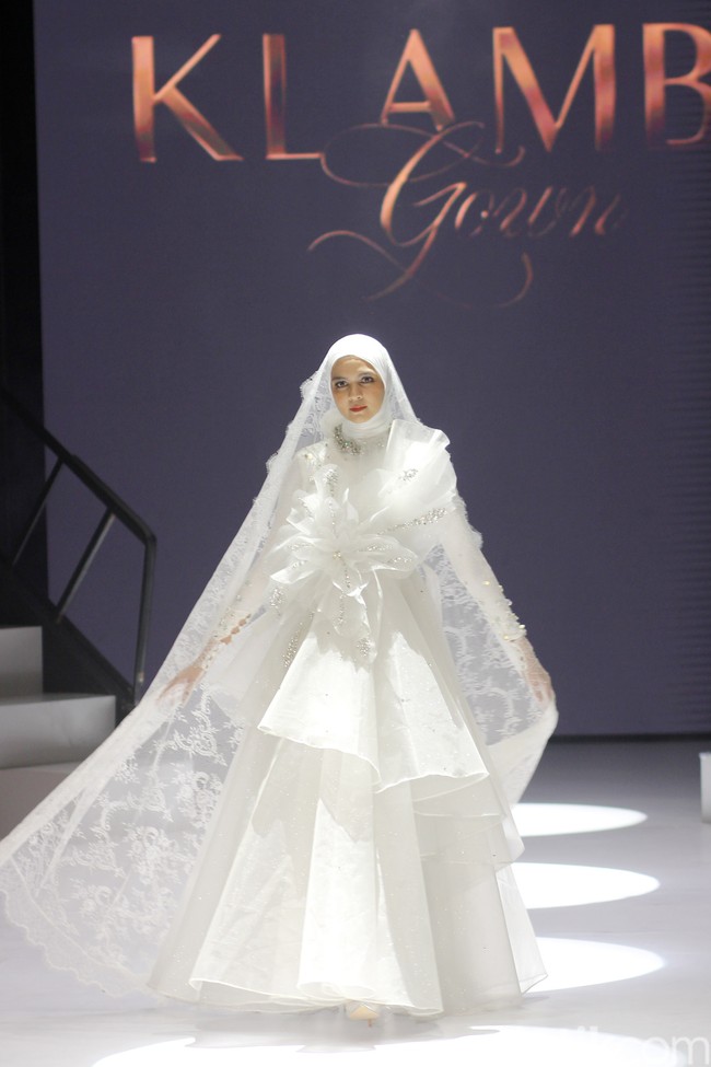 Inilah koleksi baju Lebaran 2024 dari Klamby dengan tema Archipelago Series yang ditampilkan di Plaza Indonesia Fashion Week 2024, Minggu [3/3/2024]. Detail koleksi baju Lebaran 2024 dari Klamby terdapat motif bunga dan arsitektur bangunan peninggalan sejarah Indonesia.Foto: Mohammad Abduh/detikcom.