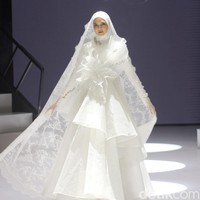 Inilah koleksi baju Lebaran 2024 dari Klamby dengan tema Archipelago Series yang ditampilkan di Plaza Indonesia Fashion Week 2024, Minggu [3/3/2024]. Detail koleksi baju Lebaran 2024 dari Klamby terdapat motif bunga dan arsitektur bangunan peninggalan sejarah Indonesia.Foto: Mohammad Abduh/detikcom.