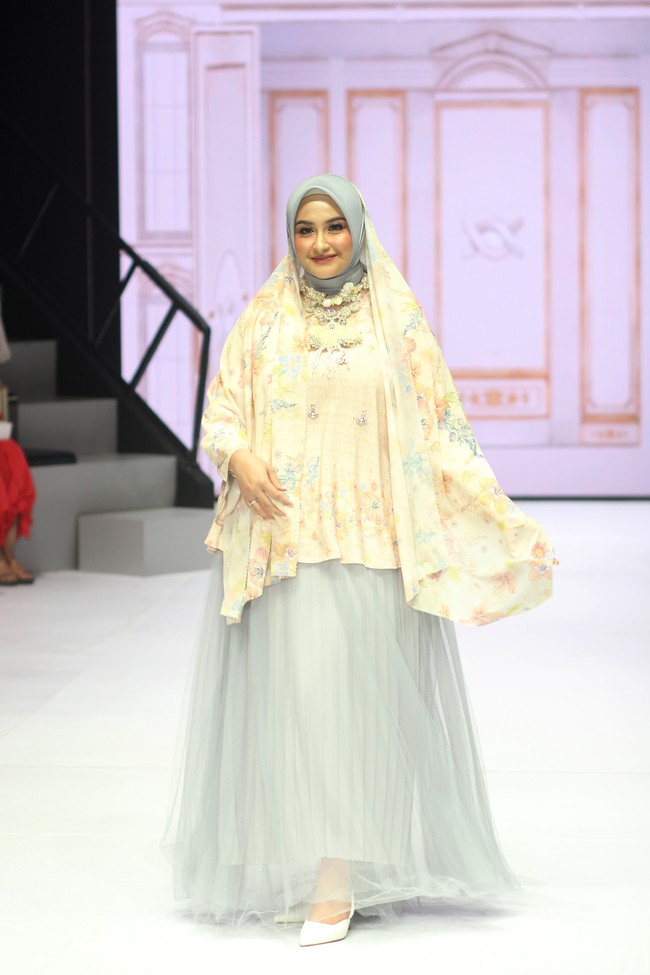 Inilah koleksi baju Lebaran 2024 dari Klamby dengan tema Archipelago Series yang ditampilkan di Plaza Indonesia Fashion Week 2024, Minggu [3/3/2024]. Detail koleksi baju Lebaran 2024 dari Klamby terdapat motif bunga dan arsitektur bangunan peninggalan sejarah Indonesia. Foto: Mohammad Abduh/detikcom.