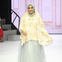 Inilah koleksi baju Lebaran 2024 dari Klamby dengan tema Archipelago Series yang ditampilkan di Plaza Indonesia Fashion Week 2024, Minggu [3/3/2024]. Detail koleksi baju Lebaran 2024 dari Klamby terdapat motif bunga dan arsitektur bangunan peninggalan sejarah Indonesia. Foto: Mohammad Abduh/detikcom.