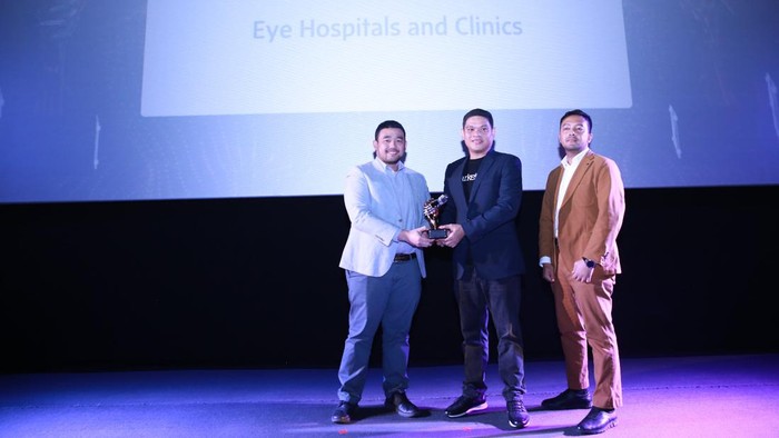 Komitmen Layanan Terbaik Lewat Tranformasi Digital Berbuah Penghargaan JEC Group, market leader di industri kesehatan mata, mendapatkan penghargaan. Ini berkat transformasi digital dalam komitmennya memberi layanan terbaik.