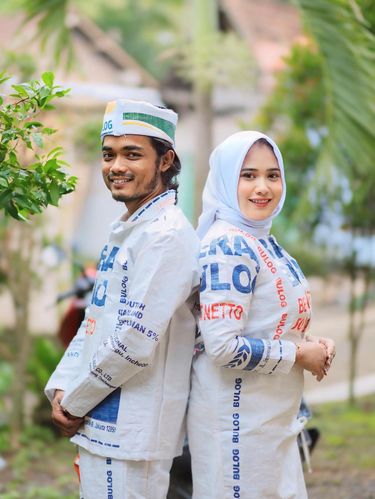 Kreator Konten asal Magelang, Jawa Tengah ini 'sulap' karung beras menjadi setelan busana. Ide nyelenehnya itu langsung viral di media sosial
