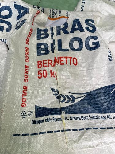 Kreator Konten asal Magelang, Jawa Tengah ini 'sulap' karung beras menjadi setelan busana. Ide nyelenehnya itu langsung viral di media sosial