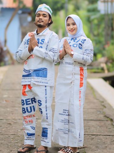Kreator Konten asal Magelang, Jawa Tengah ini 'sulap' karung beras menjadi setelan busana. Ide nyelenehnya itu langsung viral di media sosial.