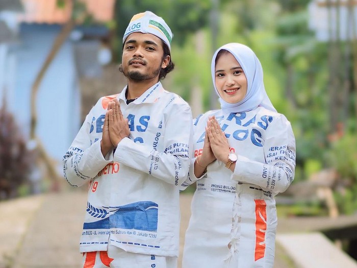 Kreator Konten asal Magelang, Jawa Tengah ini sulap karung beras menjadi setelan busana. Ide nyelenehnya itu langsung viral di media sosial.