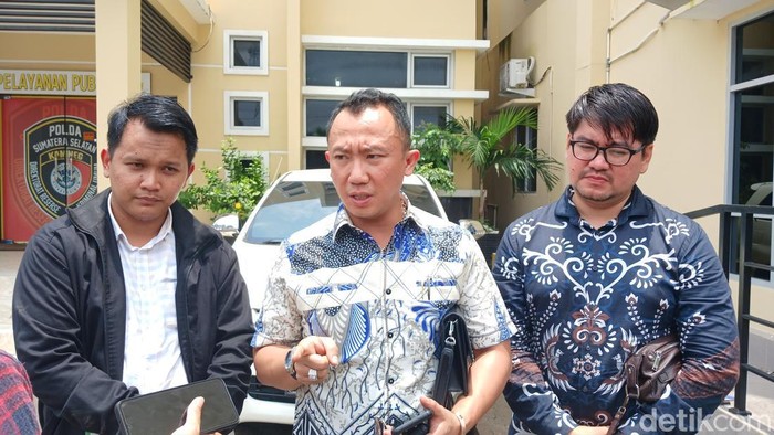 Kuasa hukum TAF Redho Junaidi usai dampingi pemeriksaan kasus istri pasien dilecehkan oknum dokter.