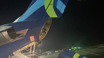 Staf darat menarik pegangan yang salah dan bagian belakang MD-80 terjatuh. Foto: Brightside