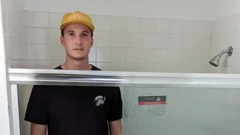 Minta dipasangin pintu kamar mandi, tapi ini tetep kelihatan dong. Foto: Brightside
