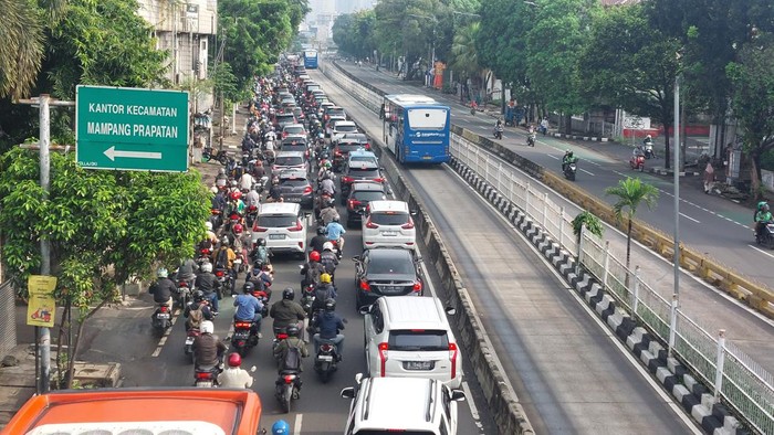 Lalin Mampang arah Kuningan macet