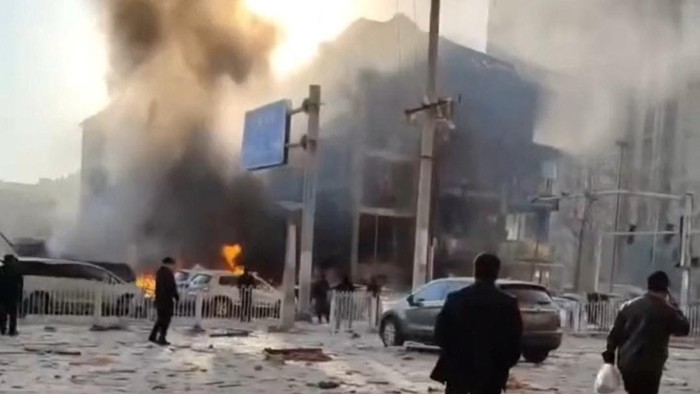 Ledakan Terjadi di Restoran Ayam di China, Satu Orang Tewas Smoke billows from a building following an explosion in Sanhe, Langfang City, Hebei Province, China in this screen grab from video obtained by Reuters March 13, 2024. Video Obtained By Reuters/via REUTERS THIS IMAGE HAS BEEN SUPPLIED BY A THIRD PARTY. NO RESALES. NO ARCHIVES.