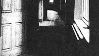 Kejadiannya mirip dengan yang dialami oleh keluarga Bull, seperti terdengar langkah kaki, ketukan, hingga muncul cahaya aneh dari dalam rumah. Mereka sampai menghubungi The Mirror untuk mendatangkan Society for Psychical Research (SPR), organisasi paranormal. Daily Mirror mengirimkan jurnalis V.C. Wall dan seorang fotografer ke rumah tersebut dan melihat cahaya aneh dari luar tetapi saat masuk ke dalam rumah tidak terlihat. Foto: via Haunted House