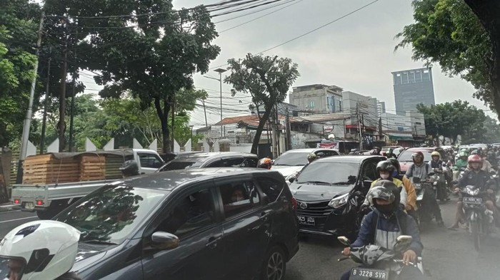 Macet di Jalan Raya Pasar Minggu arah Pancoran, tepatnya jelang TMP Kalibata