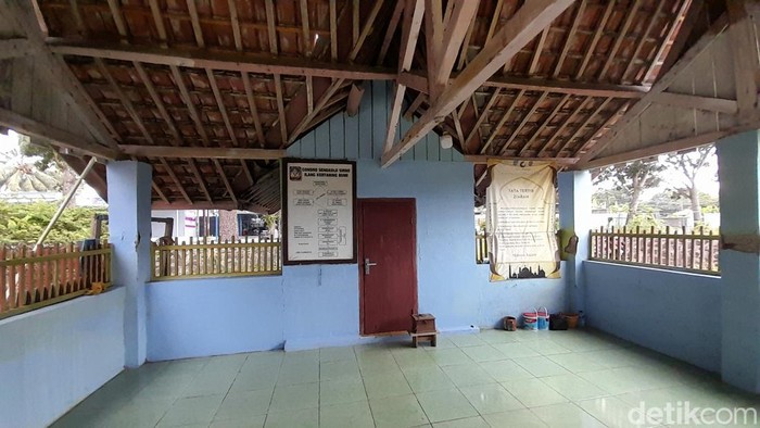 Makam Mbah Bungkus di Pangandaran.
