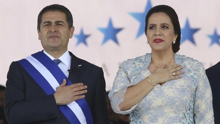 FILE - Honduran President Juan Orlando Hernandez, left, stands with his wife Ana Garcia, during the presidential inauguration ceremony for his second term at the National Stadium in Tegucigalpa, Honduras, Jan. 27, 2018. The former first lady said Tuesday, March 12, 2024, just days after her husband’s U.S. drug trafficking conviction, that she plans to seek the country’s presidency in 2025. (AP Photo/Fernando Antonio, File)