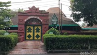 Masjid Sang Cipta Rasa didirikan pada sekitar tahun 1480. Masjid ini berada di kawasan Keraton Kasepuhan.