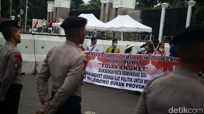 Massa Dua Kubu Terkait Pemilu 2024 Berunjuk Rasa di Depan DPR