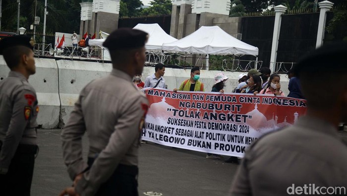 Massa Dua Kubu Terkait Pemilu 2024 Berunjuk Rasa di Depan DPR Massa yang mendukung dan menolak hak angket berdemo di depan Gedung DPR Jakarta, Rabu (13/3/2024). Aksi mereka hanya dipisahkan barikade beton dan polisi.