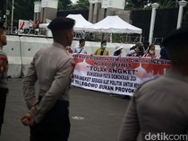 Massa Dua Kubu Terkait Pemilu 2024 Berunjuk Rasa di Depan DPR