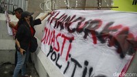 Mereka hanya dipisahkan barikade beton dan kendaraan taktis polisi. 