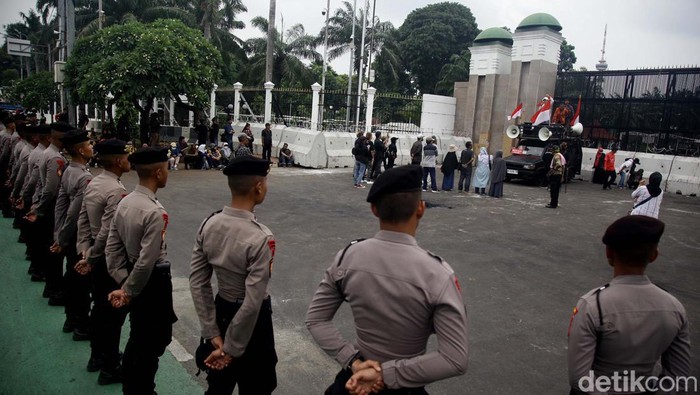 Massa Dua Kubu Terkait Pemilu 2024 Berunjuk Rasa di Depan DPR Massa yang mendukung dan menolak hak angket berdemo di depan Gedung DPR Jakarta, Rabu (13/3/2024). Aksi mereka hanya dipisahkan barikade beton dan polisi.