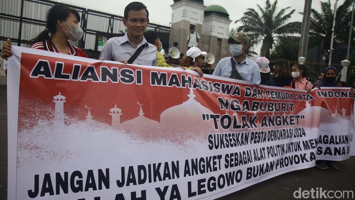 Massa yang mendukung dan menolak hak angket berdemo di depan Gedung DPR Jakarta, Rabu (13/3/2024). Aksi mereka hanya dipisahkan barikade beton dan polisi.