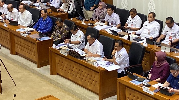 Mendagri Tito Karnavian saat rapat di DPR (Firda/detikcom)
