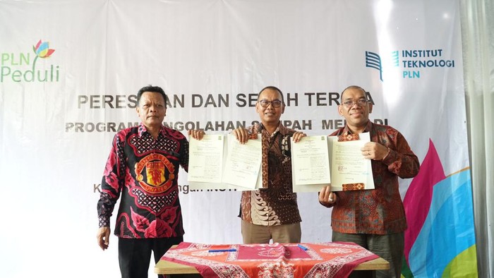 Mengubah Sampah Jadi Bahan Bakar PLTU di Magelang Institut Teknologi PLN (ITPLN) melaksanakan penandatanganan Nota Kesepahaman (MoU) dengan Kepala Desa Tanjungsari serta Perjanjian Kerja Sama (PKS) dengan KPP Sekar Tanjung Maju di Desa Tanjungsari, Magelang, Jumat (8/3/2024).