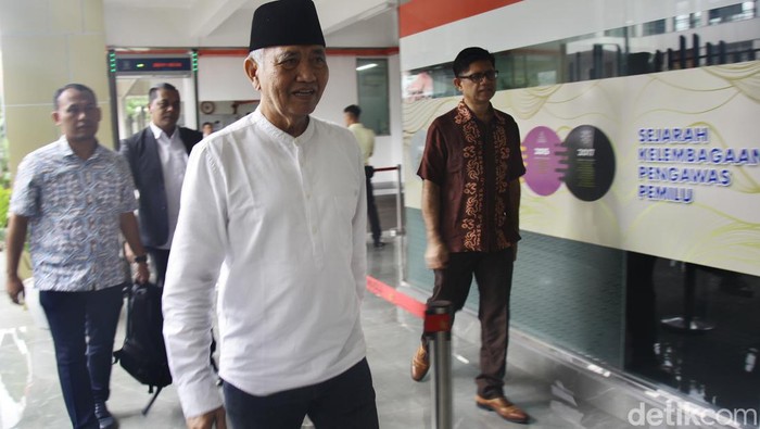 Ketua KPK periode 2015-2019, Agus Rahardjo melaporkan hasil dugaan kecurangan pemilu yang terjadi padanya dengan mendatangi Badan Pengawas Pemilu (Bawaslu) RI, Jl MH Thamrin,  Jakarta Pusat, Rabu (13/3/2024).