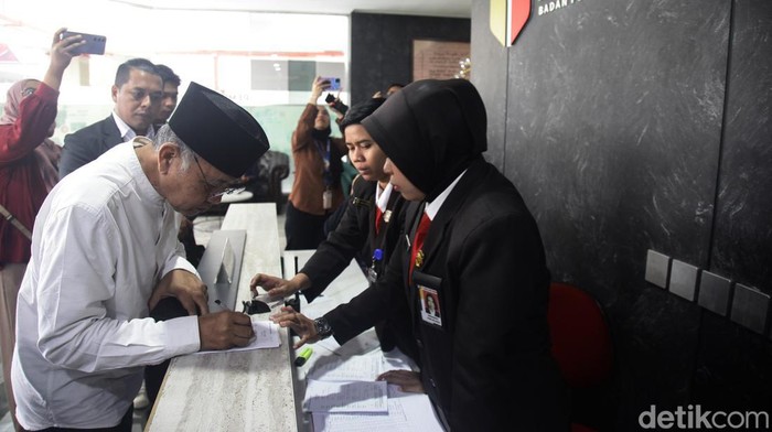 Ketua KPK periode 2015-2019, Agus Rahardjo melaporkan hasil dugaan kecurangan pemilu yang terjadi padanya dengan mendatangi Badan Pengawas Pemilu (Bawaslu) RI, Jl MH Thamrin,  Jakarta Pusat, Rabu (13/3/2024).