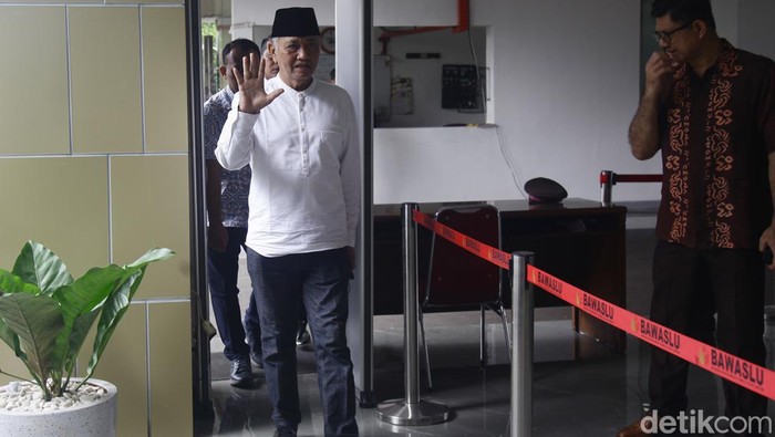 Ketua KPK periode 2015-2019, Agus Rahardjo melaporkan hasil dugaan kecurangan pemilu yang terjadi padanya dengan mendatangi Badan Pengawas Pemilu (Bawaslu) RI, Jl MH Thamrin,  Jakarta Pusat, Rabu (13/3/2024).